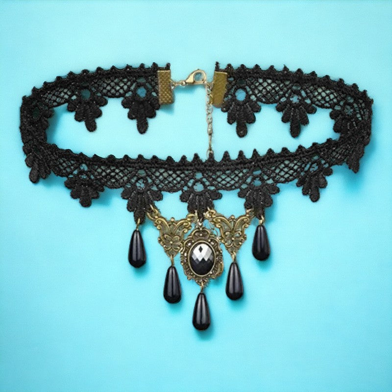 Zwarte kanten choker met kleine koperen waaiers en druppelvormige parels