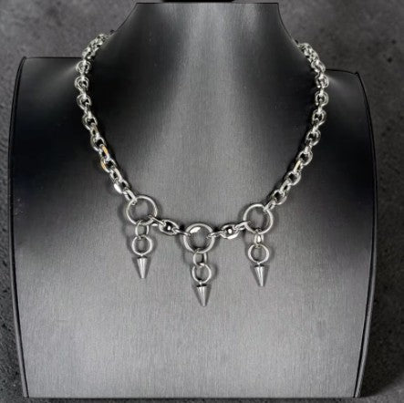 Kettingchoker met kleine cirkels en 3 pinnen