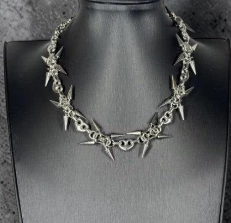 Kettingchoker met spikes in kruisvorm