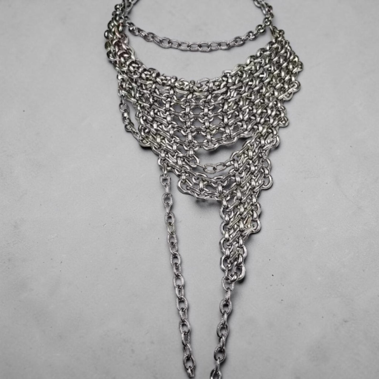 Punk ketting met assymetrische kettingen en lang uitlopend stuk
