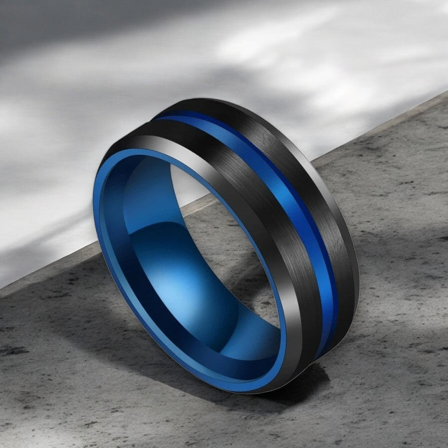 Stalen herenring met blauw groefje en binnenkant