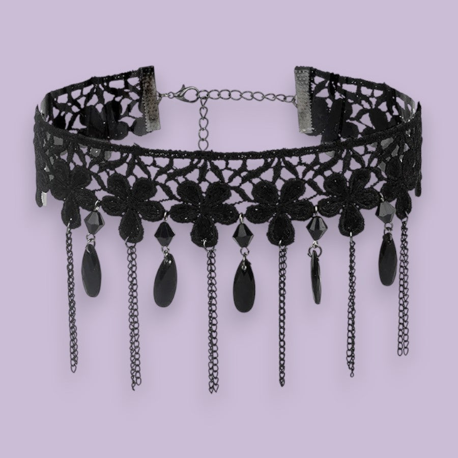 Zwarte kanten choker met bloemetjes, lange parels en loshangende kettingkjes