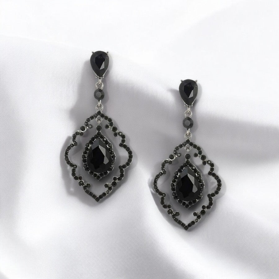 Zwarte hangoorbellen met druppelvormig amulet in kader