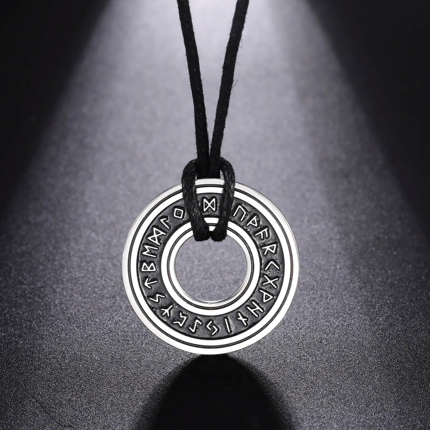 Noors Viking amulet met lederen koord of schakelketting
