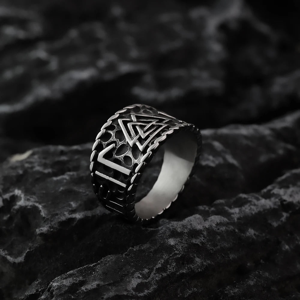 Stalen Vikingring die onderaan smal is maar breder uitloopt met Keltisch tekens