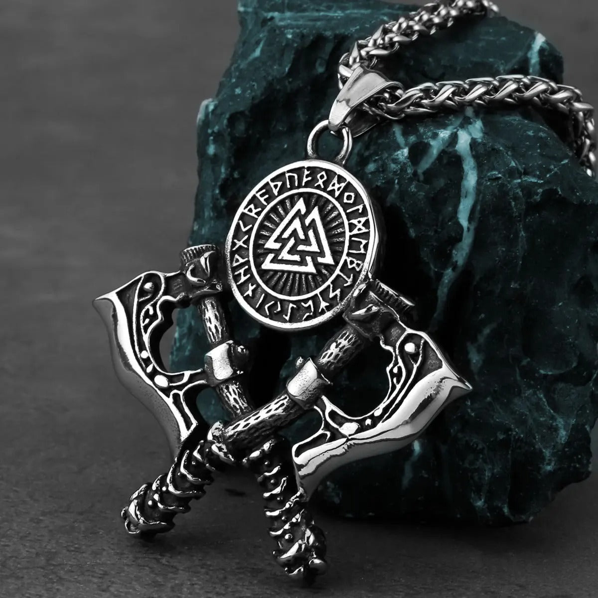 Viking halsketting met 2 bijlen en cirkel met Rhune en Valknut