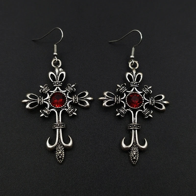 Gothic oorbellen met sierlijk kruis en rode steen