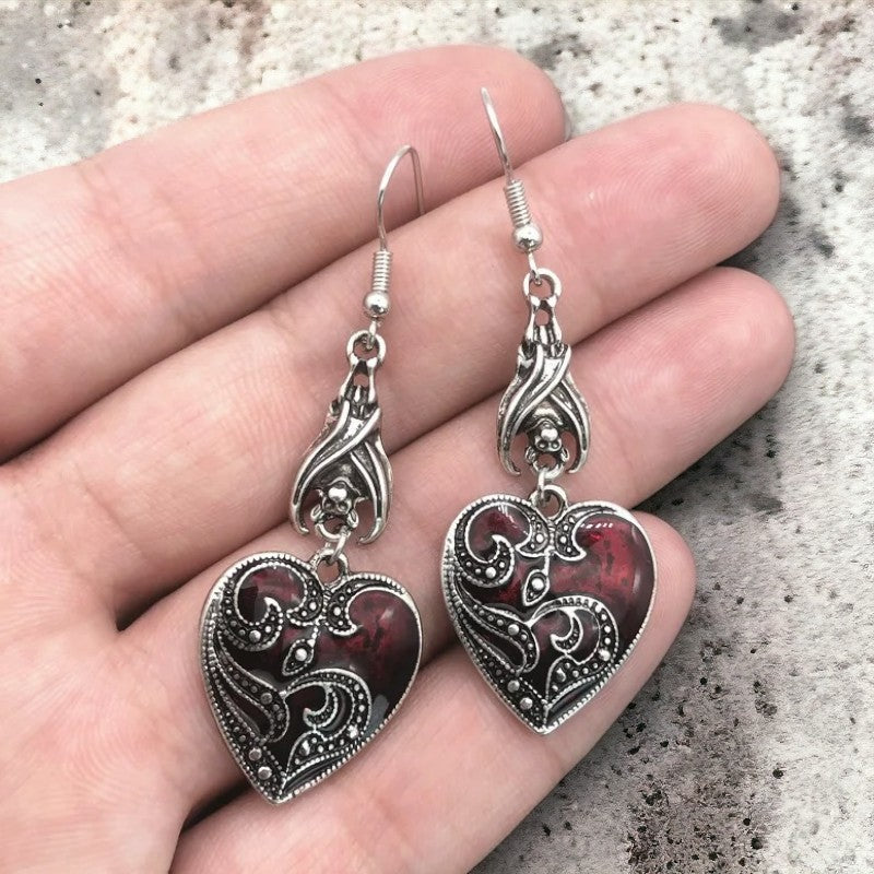 Gothic oorbellen met versierd hart en omgekeerde vleermuis