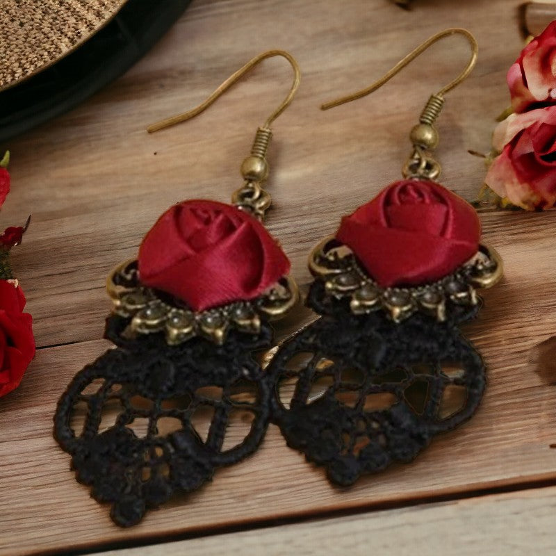 Gothic oorbellen met rode roos en kant