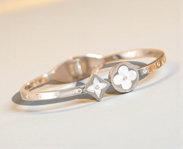 Stijve scharnierarmband met klavertje en sterretje