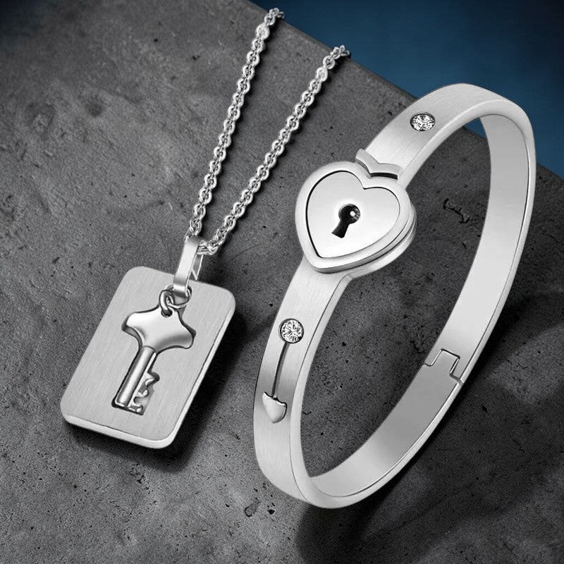 Stijve stalen armband met hartjesslot, met sleutel aan ketting