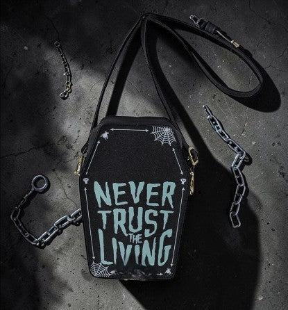 Handtas in de vorm van een doodskist met opschrift: Never trust the living