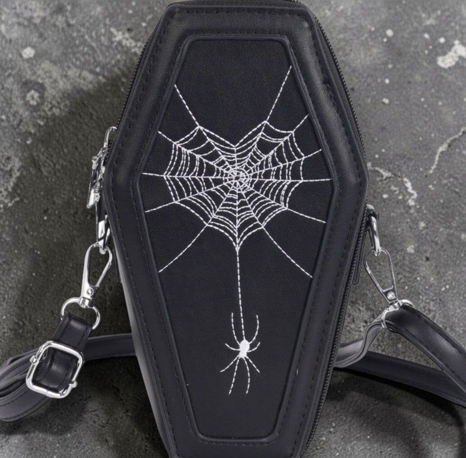 Handtas in de vorm van een doodskist met geborduurd spinneweb met spin