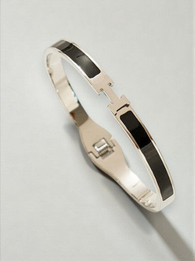 Stijve damesarmband met letter in verschillende kleuren