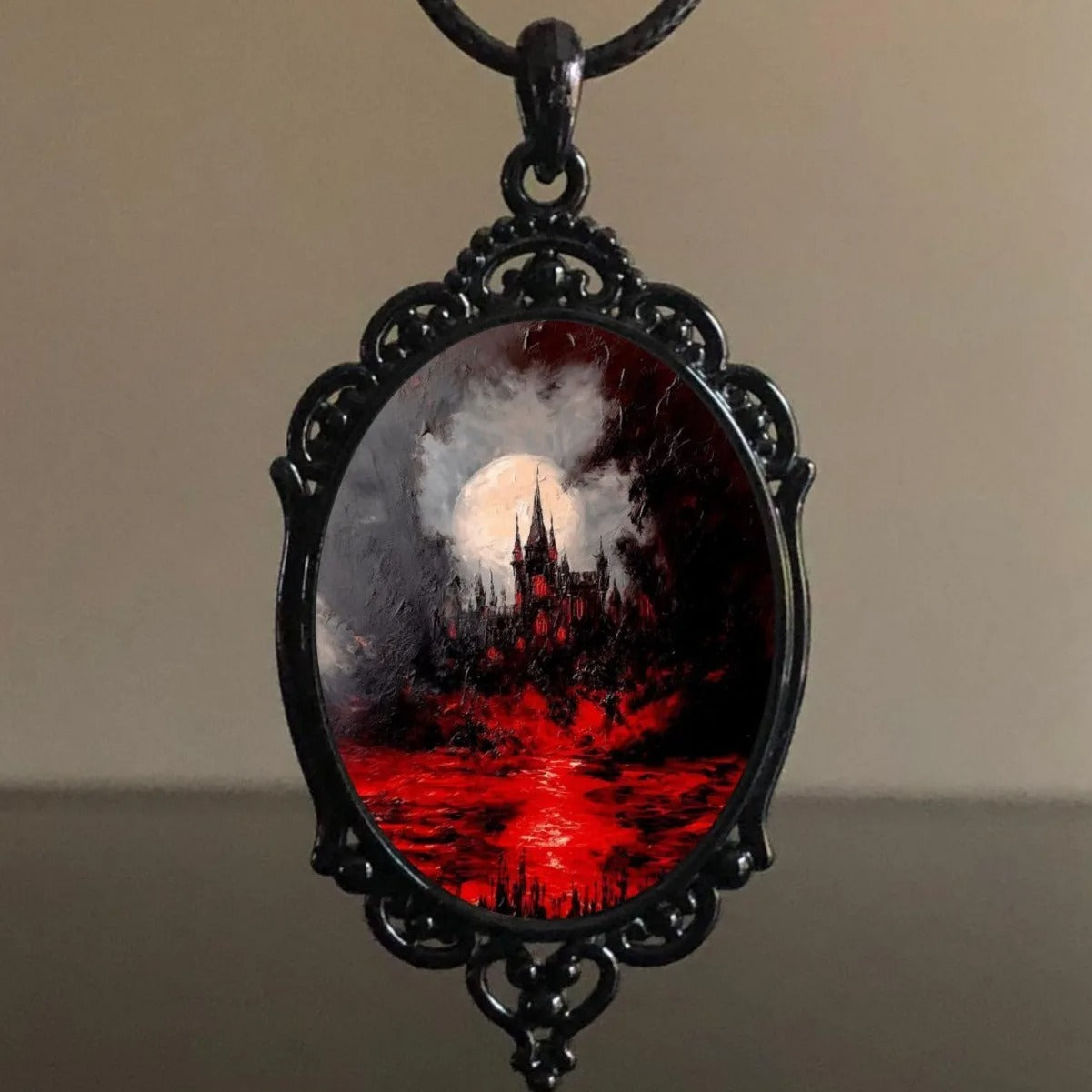 Gothic koordketting met amulet met verschillende afbeeldingen