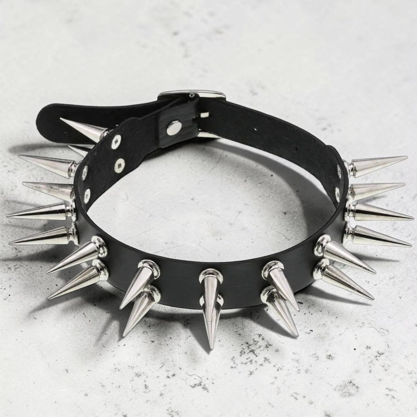 Lederen choker met dubbele rij spikes
