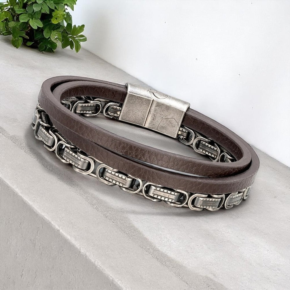 Multilayer herenarmband met 2 lederen bandjes en 1 stalen ketting met fantsieschakel