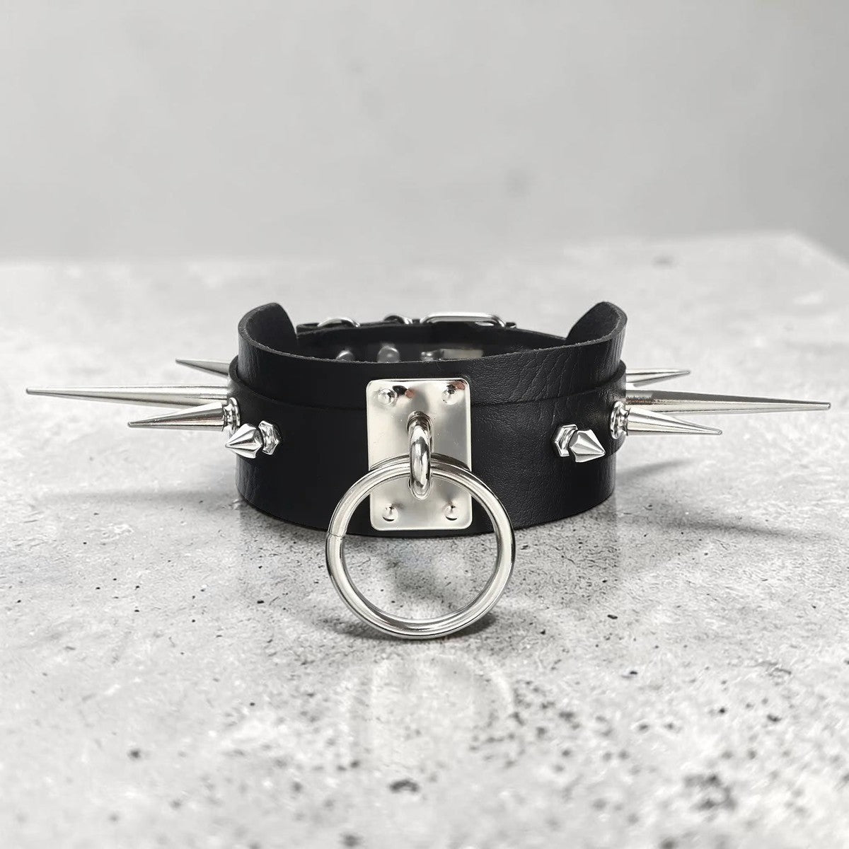 Brede lederen choker met ring en kortere en hele lange spikes