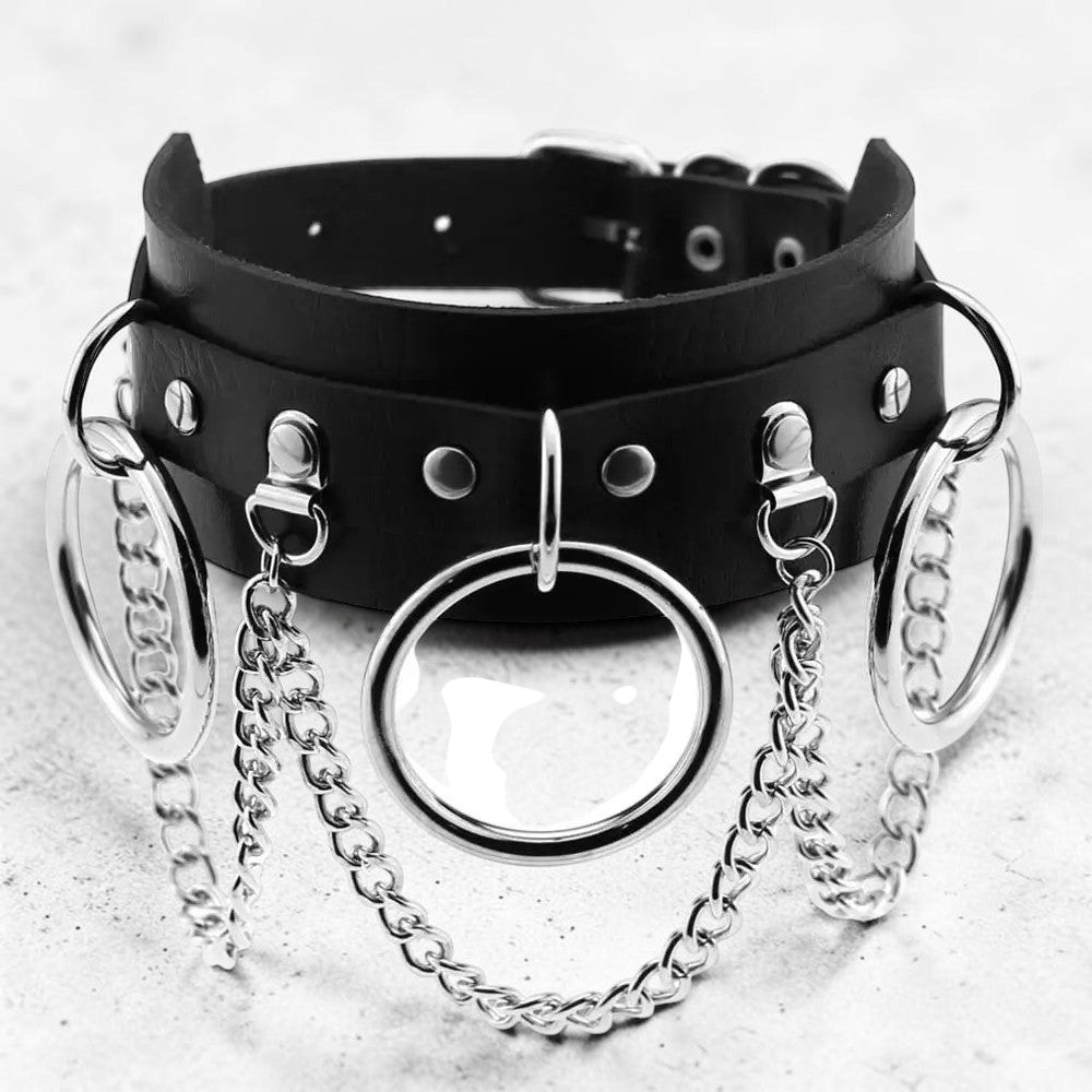Brede zwarte choker met 3 lussen en kettingen