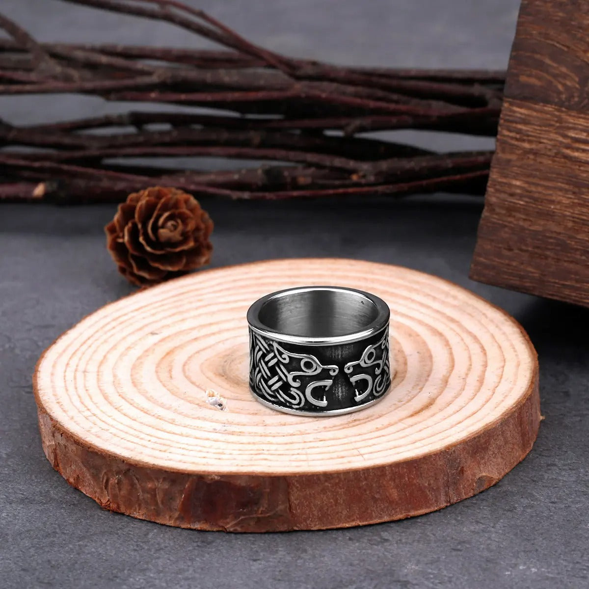 Brede Viking ring met 2 wolven en Keltishe tekens