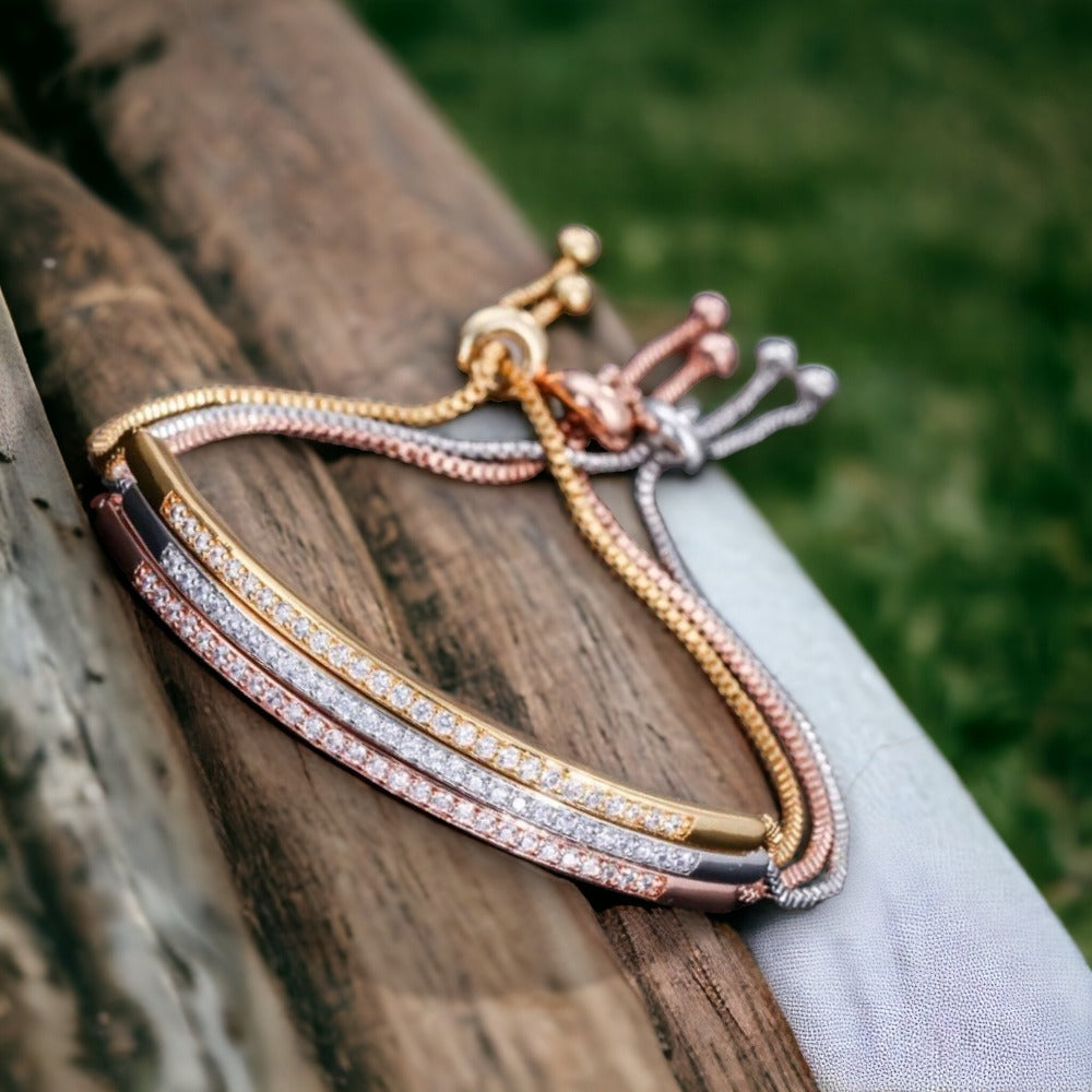 Driekleurige set armbanden met schuifsluiting en strassteentjes