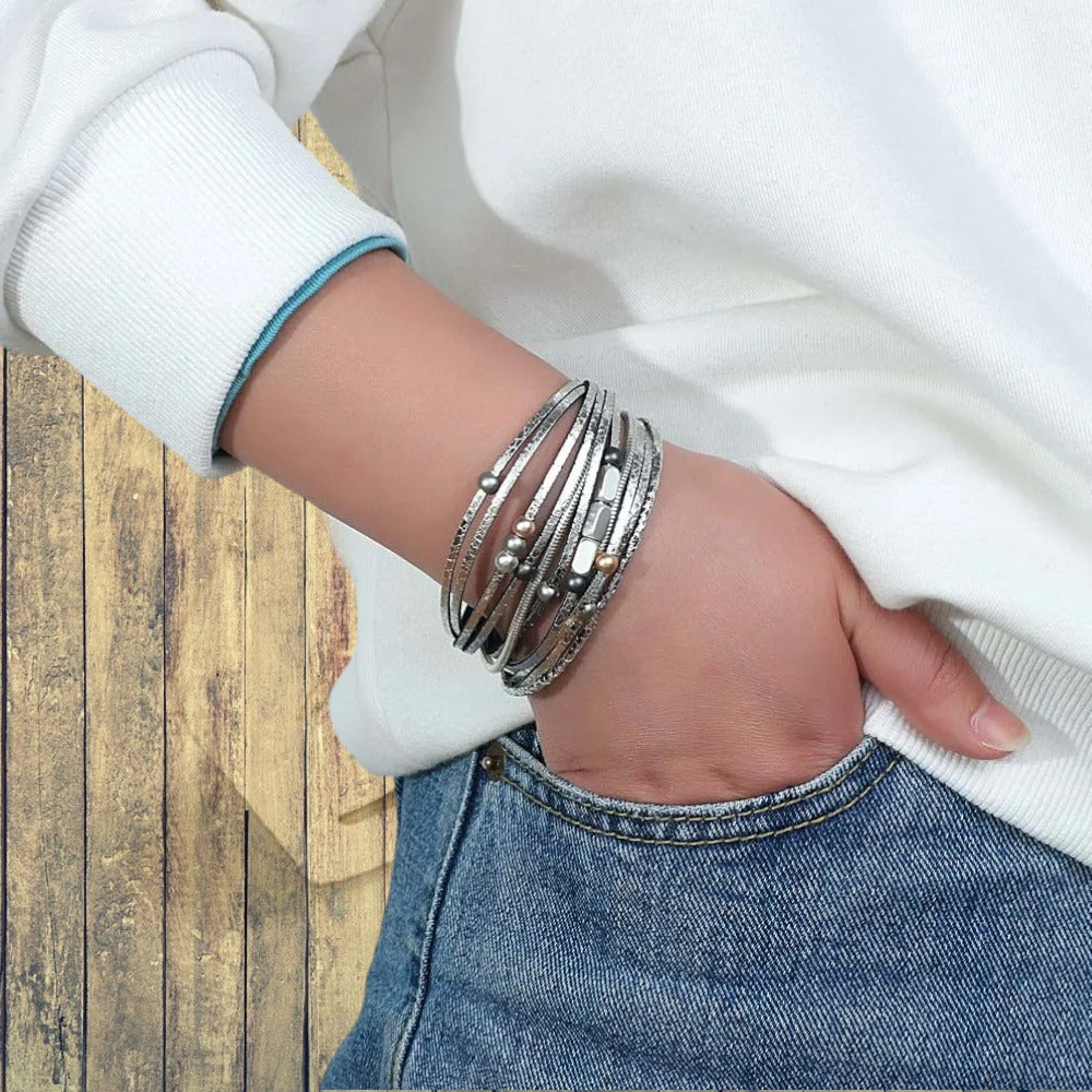 Multilayer lederen armband met gouden en zilveren bandjes en kraaltjes