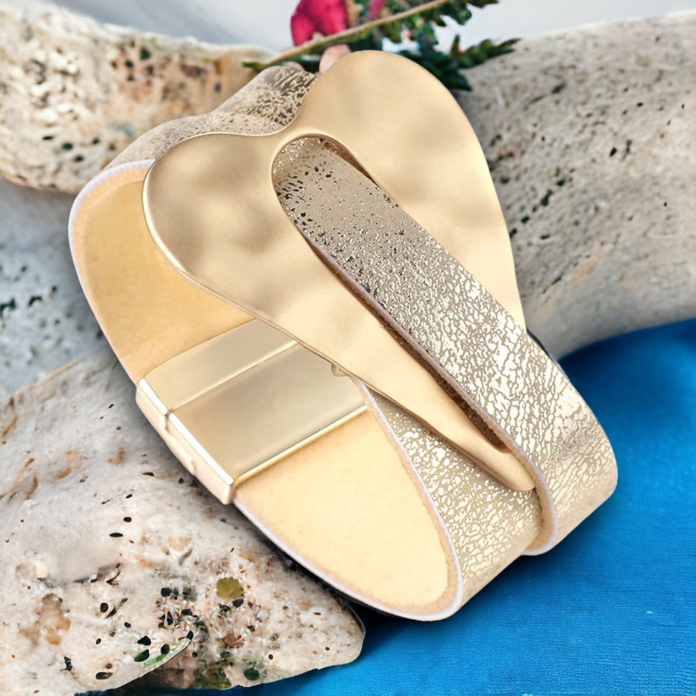 Moderne lederen vrouwenarmband met hartvormige gesp