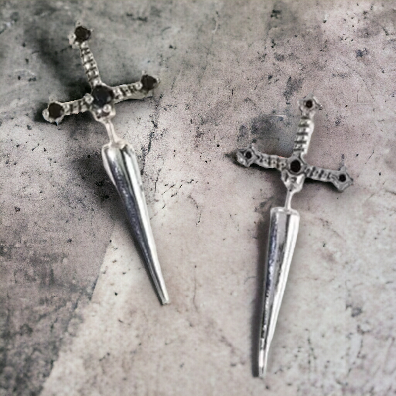 Zwaard door oor oorbellen