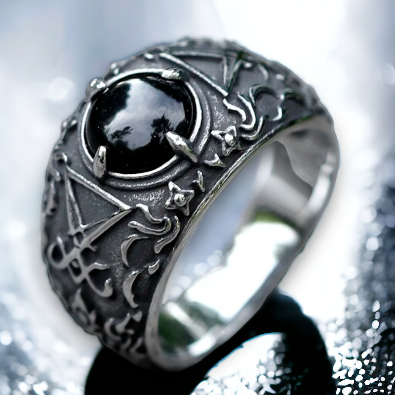 Breder uitlopende Gothic ring met zwarte parel
