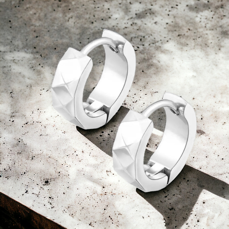 Kleine ringoorbelletjes met geometrische vormen