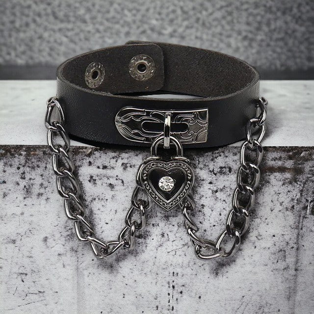 Lederen vrouwenarmband met kettingen en hartje met steentje
