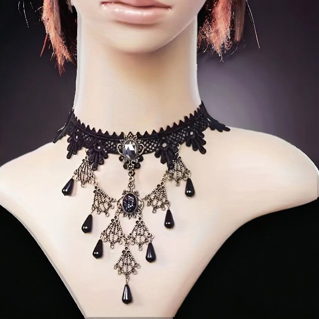 Zwarte kanten Gothic choker met 2 amuletten en verschillende koperen waaiers met zwarte parels