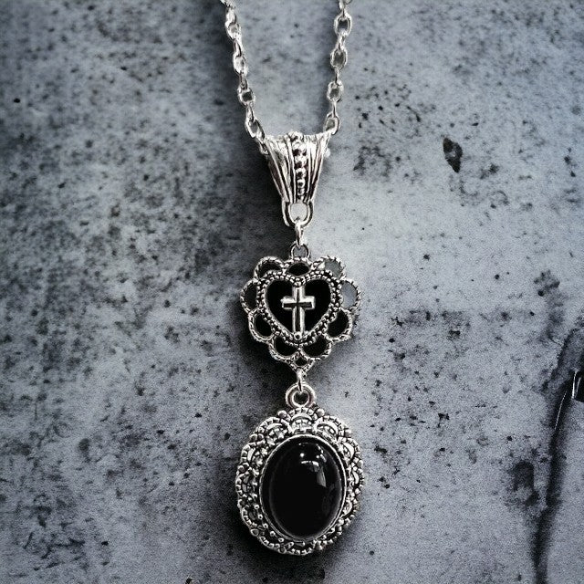 Gothic halsketting met amulet met gekleurde steen en open hartje met kruis