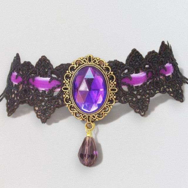 Kanten choker met grote parel en doorgeweven lint