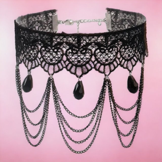 Zwarte kanten Gothic choker met 3 zwarte parels en 3 rijen kettingkjes