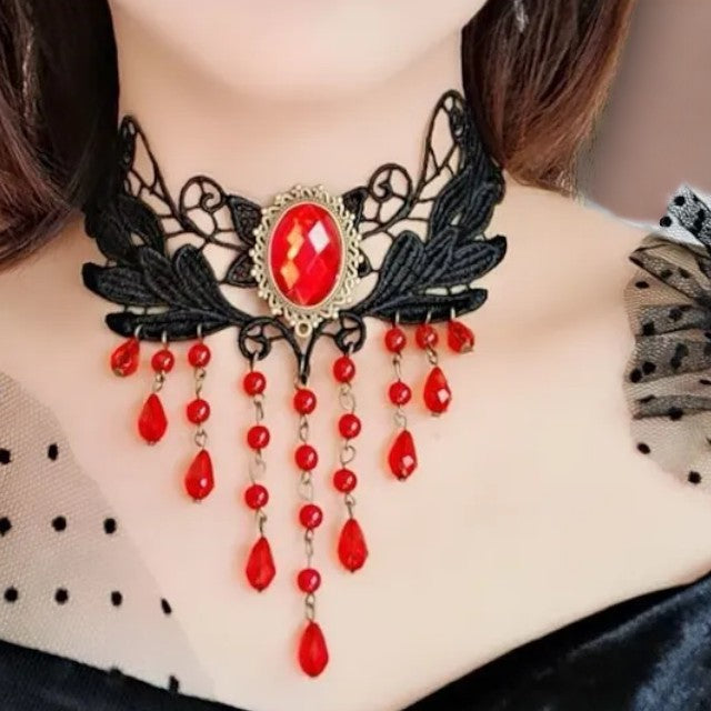 Gothic choker met blaadjesmotief en lange pareltjes