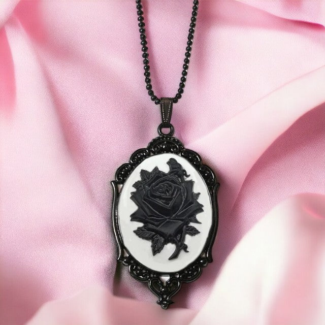 Halsketting met Victoriaans amulet met roos