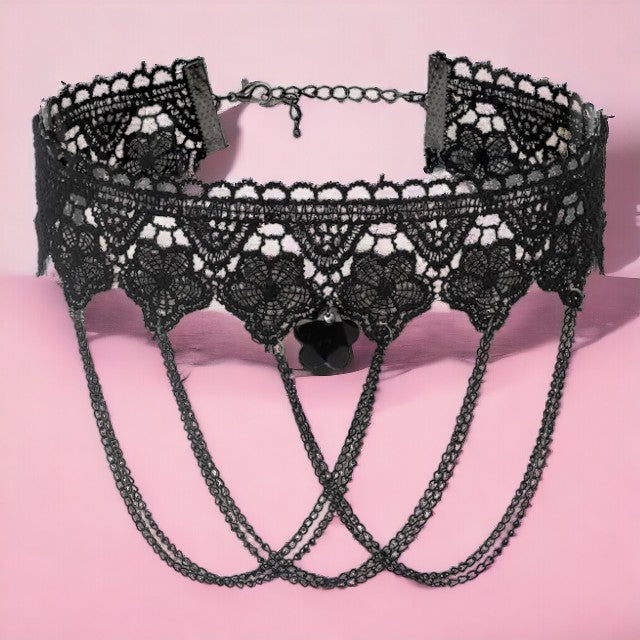 Zwarte kanten Gothic choker met 3 reeksen dubbele kettingkjes en bloemetje