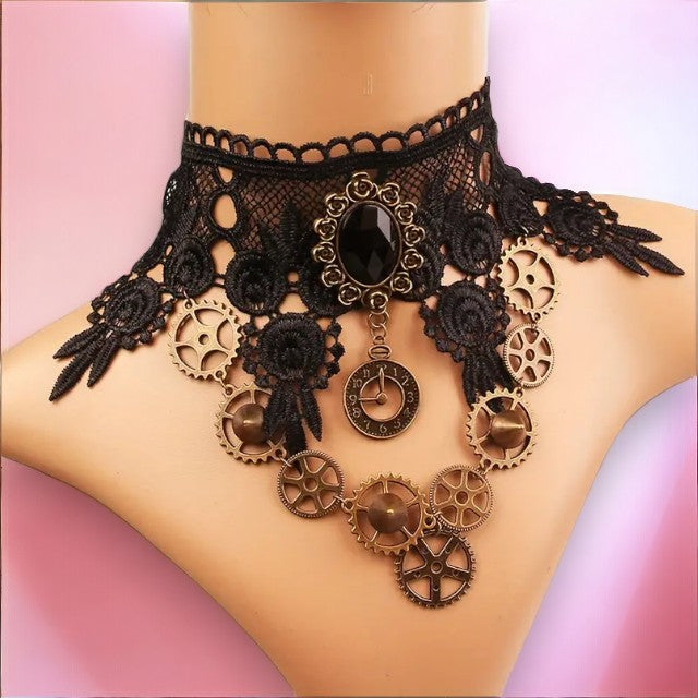 Zwarte kanten Steampunk choker met radertjes en groot zwart amulet