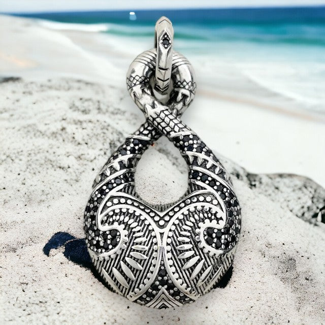 Maori Eternety hanger aan zwart lederen koordketting