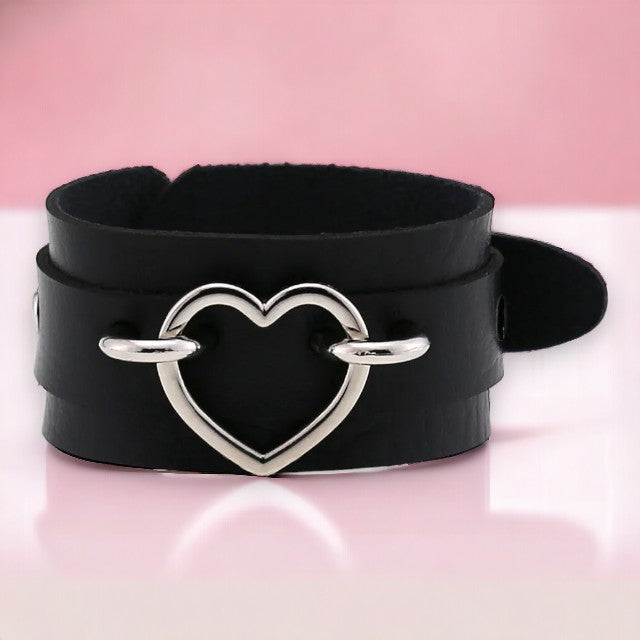 Lederen armband met hart en klinknagels