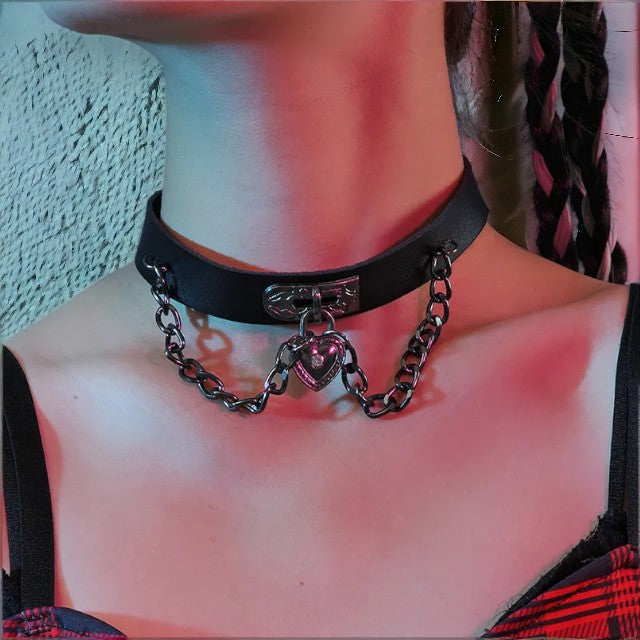 Lederen choker met hart en kettingen