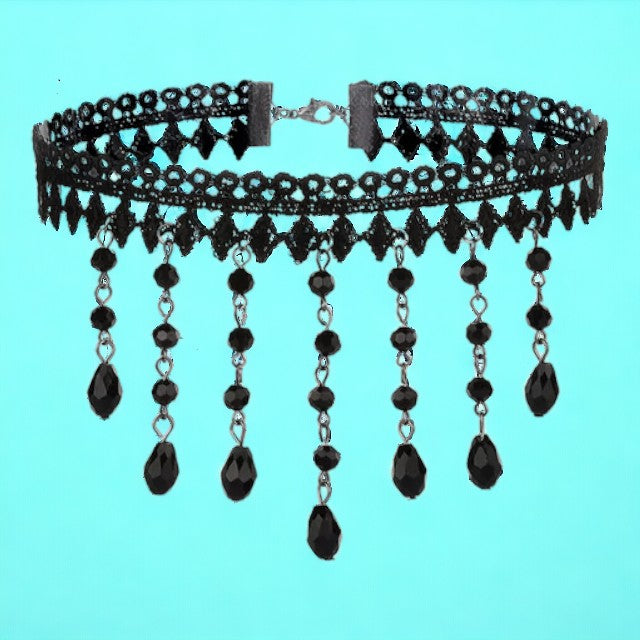 Geometrische zwarte kanten choker met in een punt uitlopende parelkettingkjes