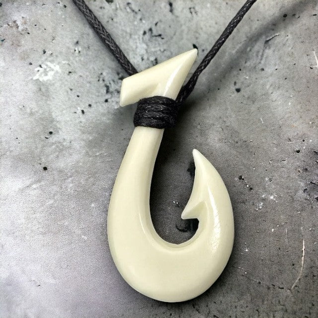 Lederen koordketting met Maori vishaak