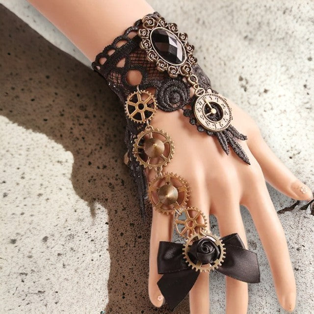 Zwart kanten Steampunk polsstuk met amulet, radertjes en strikje