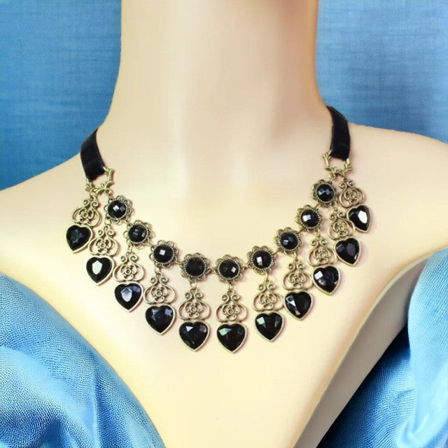 Zwarte lintchoker met bloemetjes en hartjes