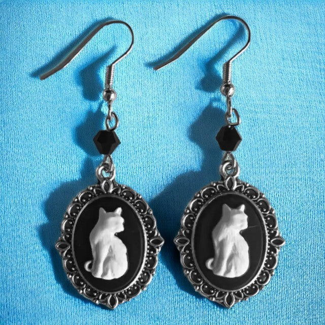 Oorbellen met Victoriaans amulet met kat