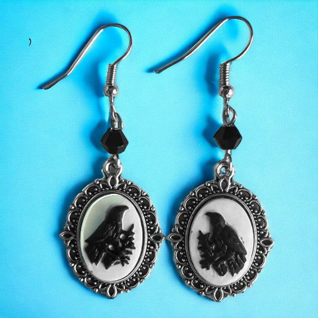 Oorbellen met Victoriaans amulet met zwarte kraai