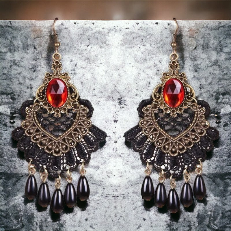 Grote oorbellen met amulet, parels en koperen versiering