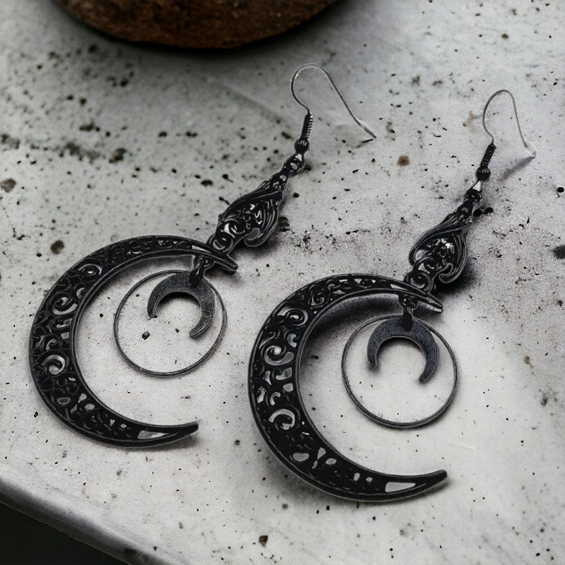 Zwarte Gothic oorbellen met maan en omgekeerde vleermuis